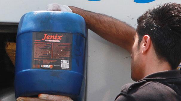 Turquie : Un agent ajoutant un liquide dans le réservoir d’un véhicule, du "Jenix"