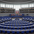 Hémicycle du Parlement européen à Strasbourg, drapeaux de l'Union européenne et du Canada, ambiance diplomatique lors d'un discours sur l'état de l'Union