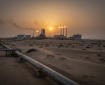 Terminal pétrolier et oléoduc en milieu désertique au crépuscule