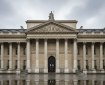 Façade du Palais de justice de Paris sous une lumière naturelle, ambiance judiciaire sérieuse de photojournalisme